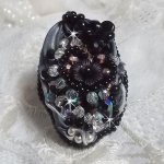 Bague Féerie Black, une très grande bague avec des Cristaux et une très belle soie.